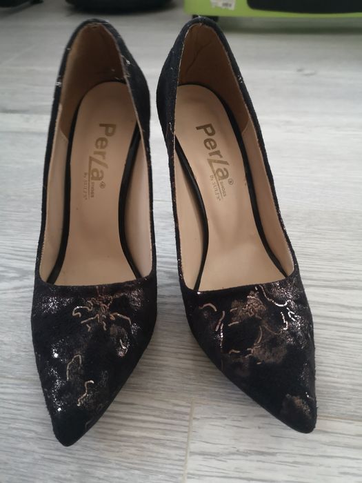 Черни високи обувки с ток