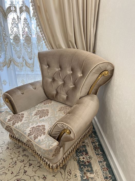 Продам мягкий уголок( диван +2 кресла)