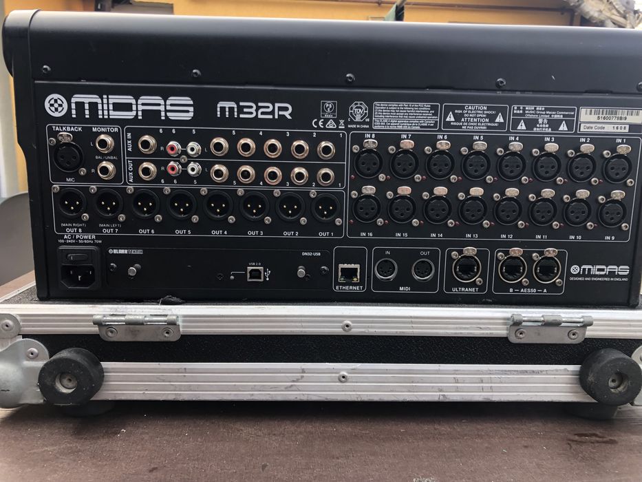 Mixer midas M32 R vine impreuna cu case.