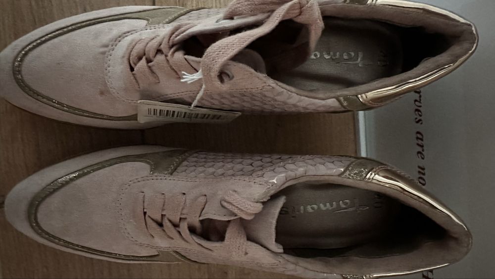 Женские кроссовки на платформе