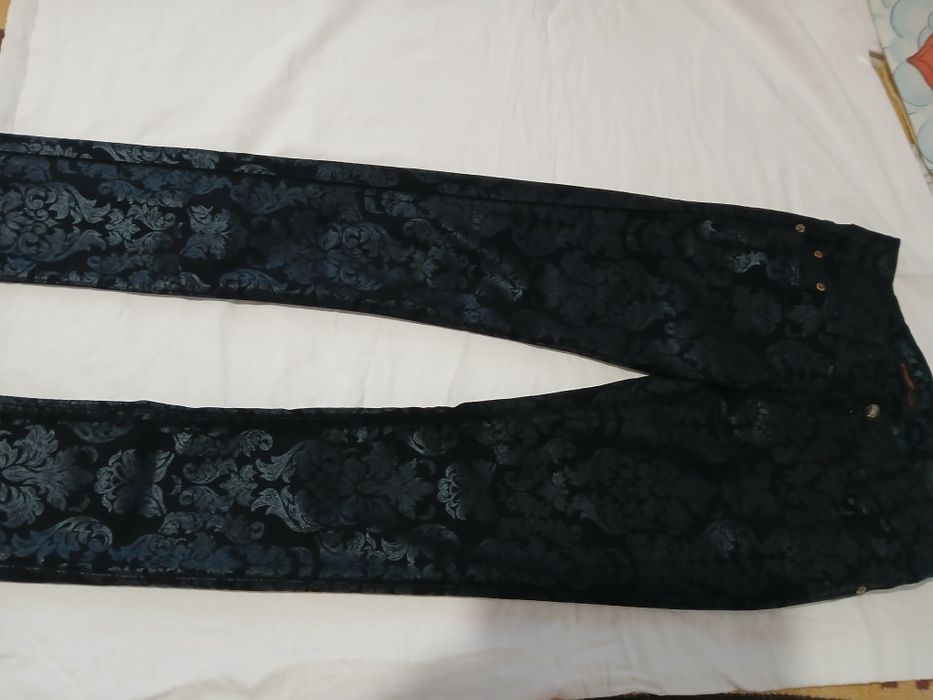 Pantalon negru cu imprimeu foarte elegant ,de damă