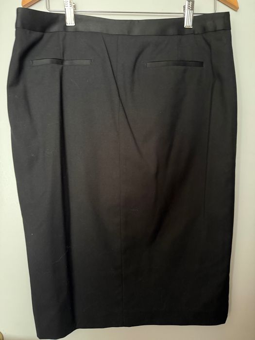 Продавам дамски костюм от три части