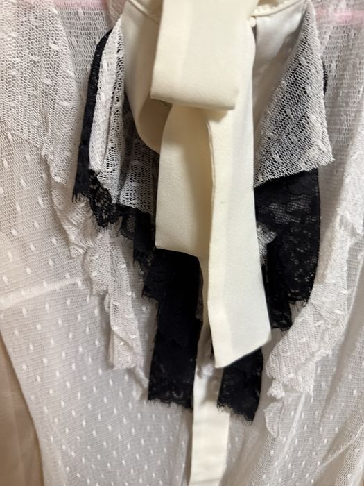 Боди  и бели дънки  на на Avin . Риза на Hugo с етикет