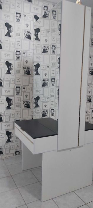 Продаю комод с зеркалом парикмахерскую