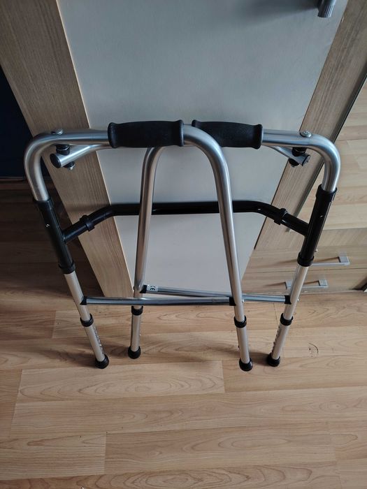 Продавам проходилка за възрастни