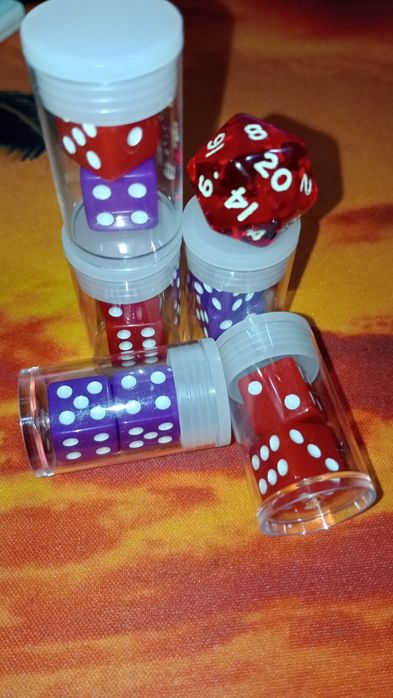 Игральные кубики кости дайсы