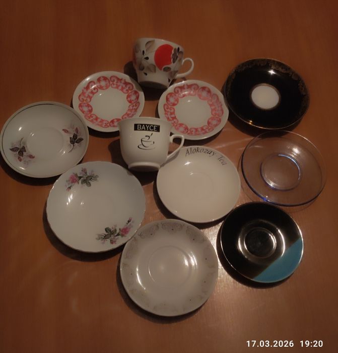 Чашечки, блюдца, чайник, ложечки, посуда.