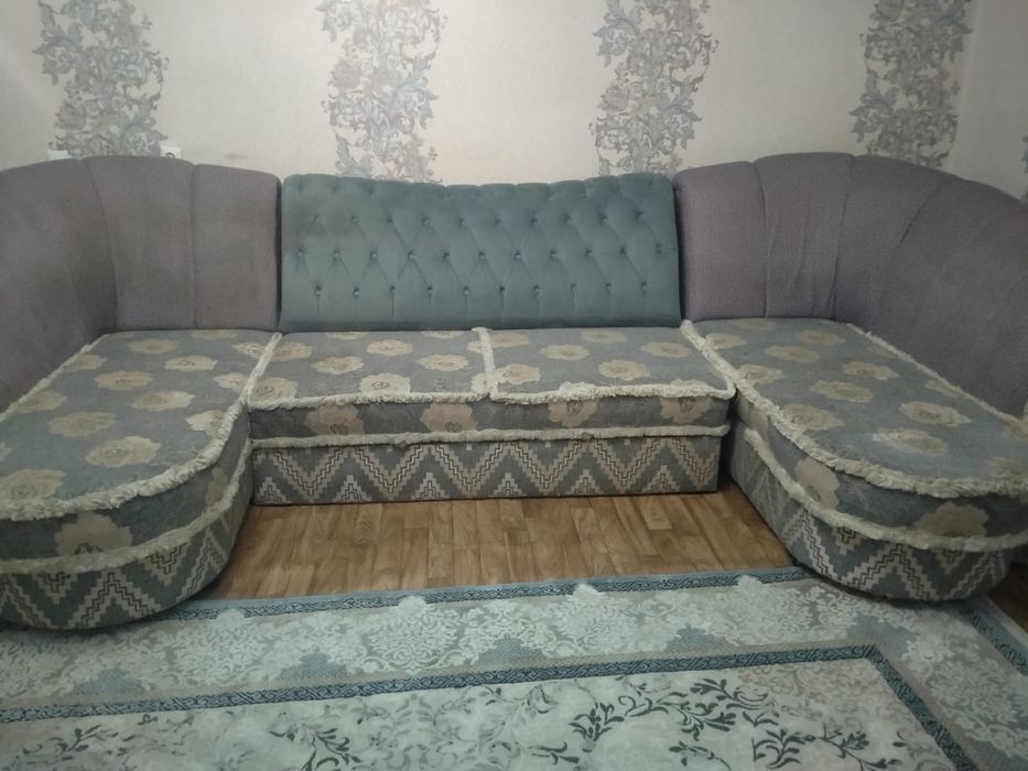 Диван в отличном состоянии. Под диван есть полочки для вещей
