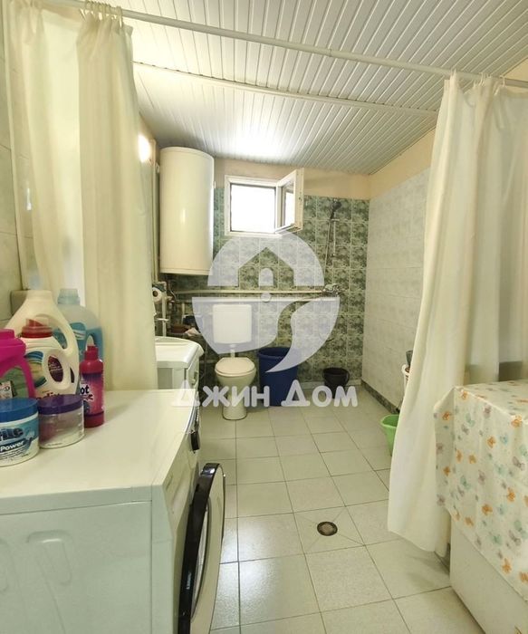 Просторна обзаведена къща с двор в гр. Бяла