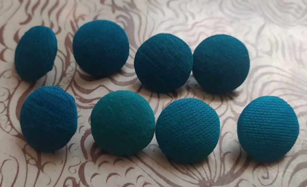 Пуговицы красные, чёрные, синие, коричневые