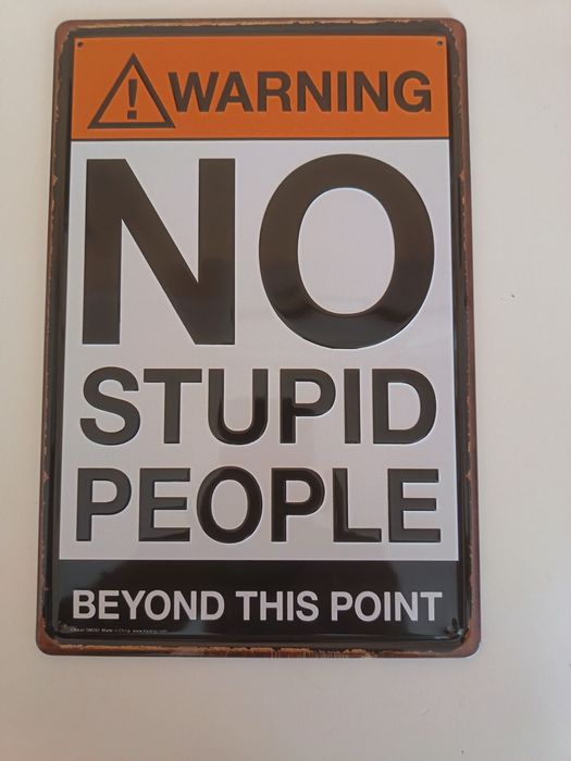 Semn de atentionare "NO STUPID PEOPLE beyond this point"
