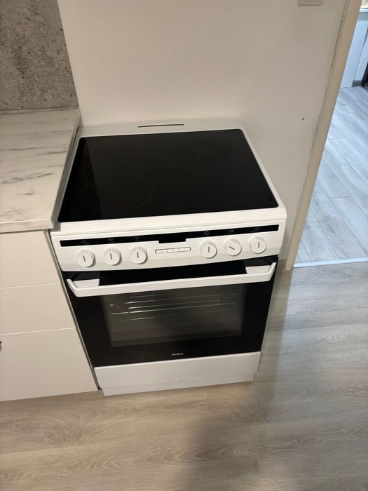 Готварска печка с керамичен плот Amica