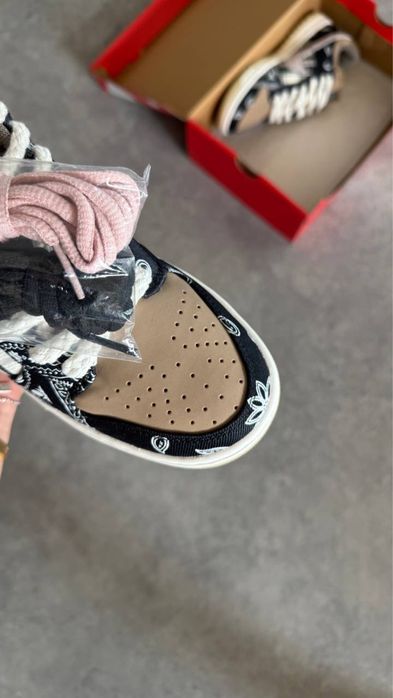 SB Dunk Low Travis Scott