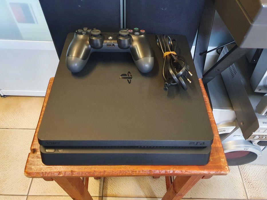 PS4 Play Station 4 Slim 500GB с джойстик и кабели.