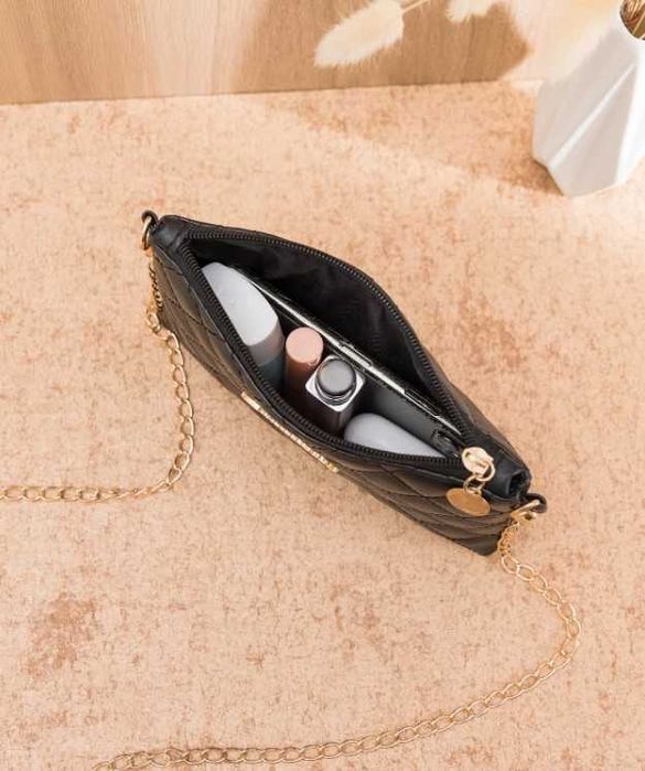 Черна чанта през рамо с метален декор