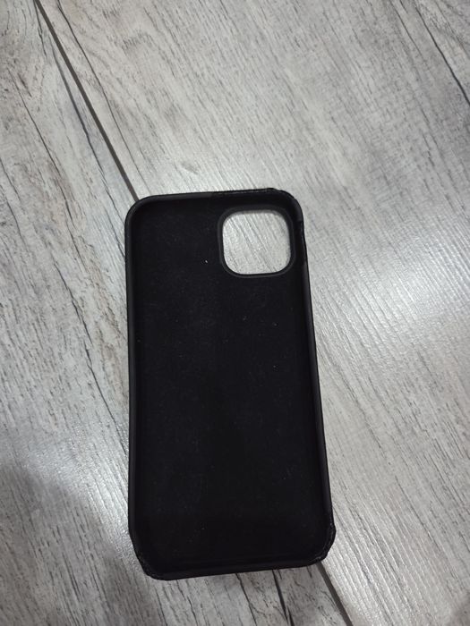 Продам чехол на IPhone 13