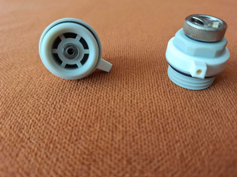Set de doua aerisitoare automate (higroscopic) pentru calorifer de 1/2", utilizate pentru eliminarea automată a aerului din instalațiile de încălzire