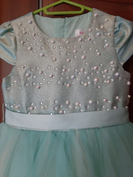 Продам платье на девочку 5-6 лет