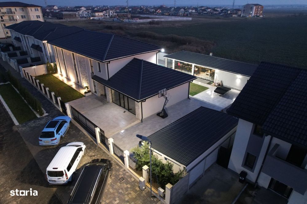 Vila de lux design deosebit, piscina, sistem fotovoltaic cu baterii.