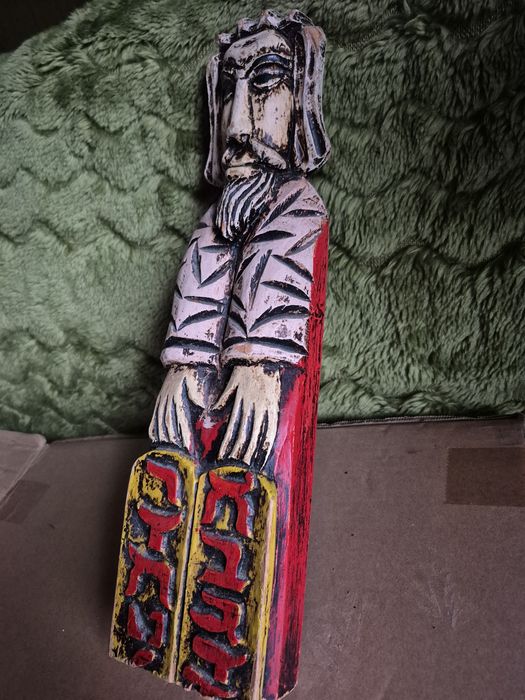 Vând o statuietă lemn,scluptate pictate manual ,made Indonezia

- fabr