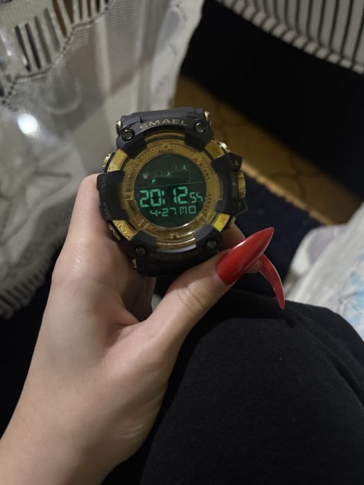 Чусто нов часовник черно и златно