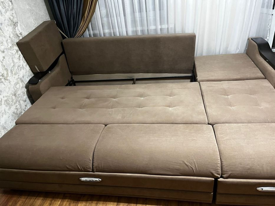 Диван для гостиной.