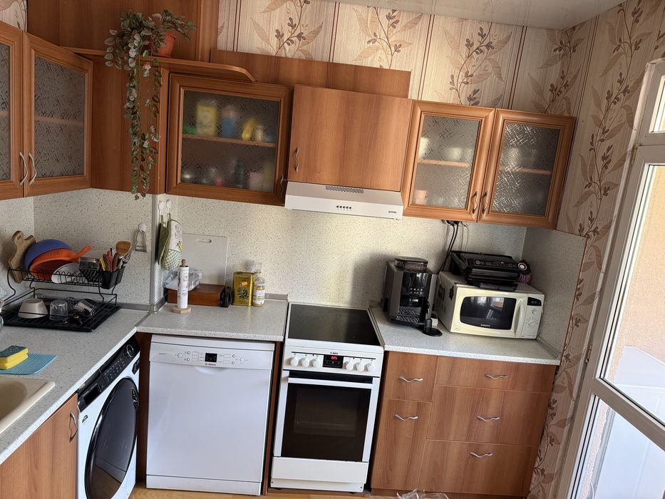 Кухня с някои уреди, канапе, маса и столове