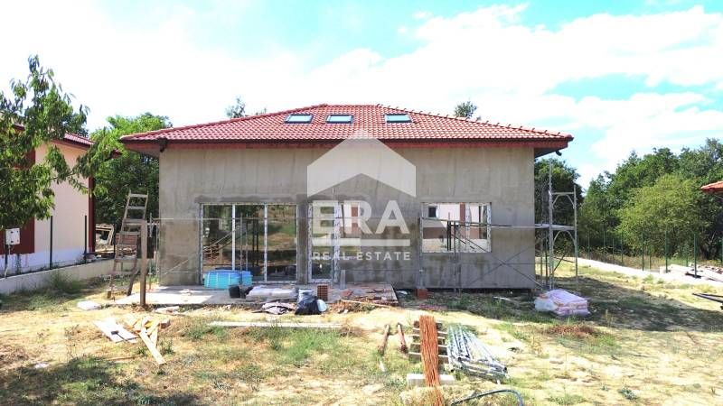 Едноетажна новострояща се къща за продажба, с подпокривно пространство