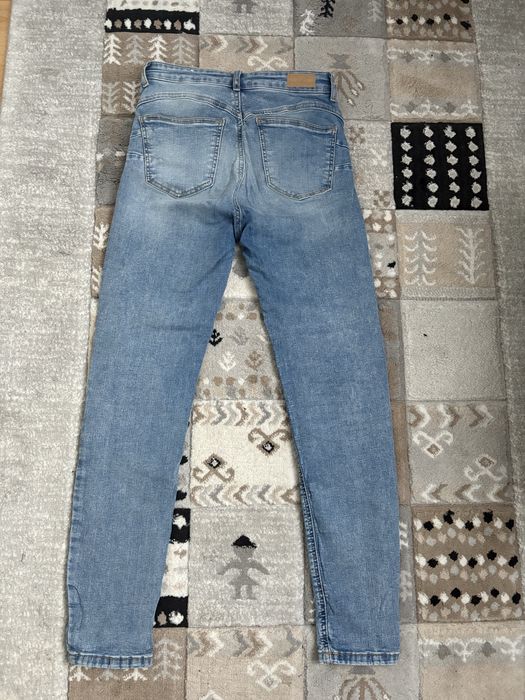 Blugi rupti cu talie inalta