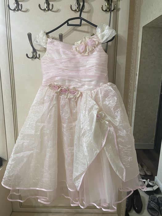 Продам нарядное платье для девочки