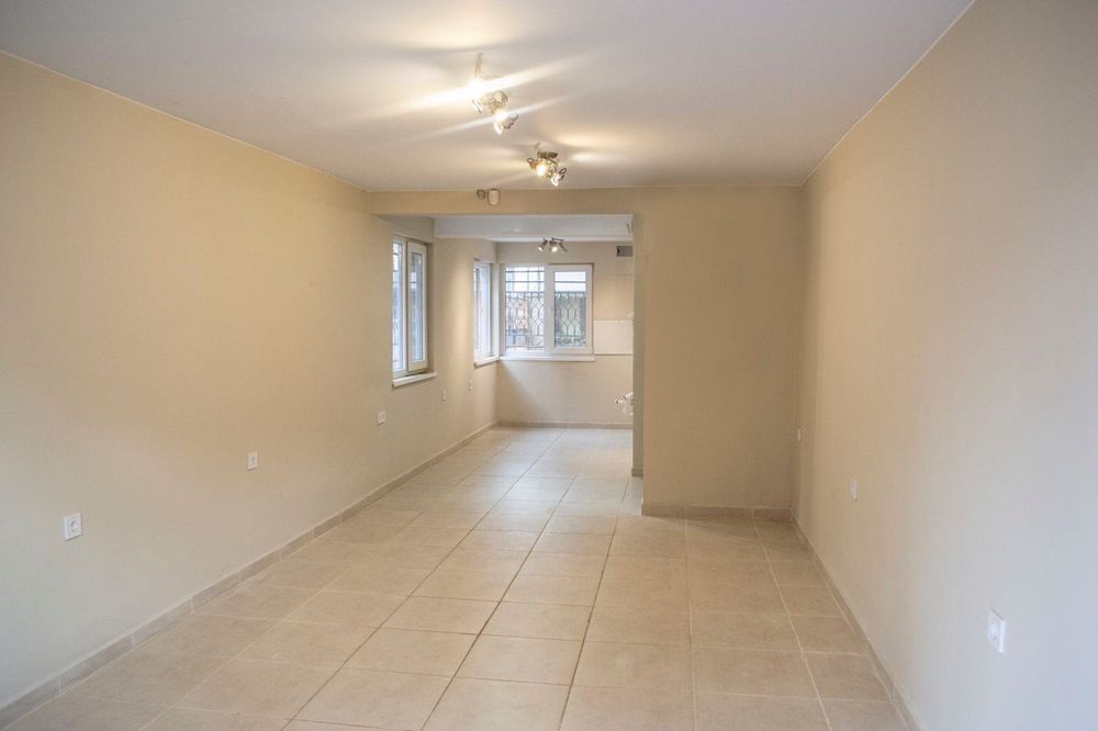 Дава се под наем Магазин в Пловдив, Централна гара - 37 кв.м за 306 € - Снимка #1