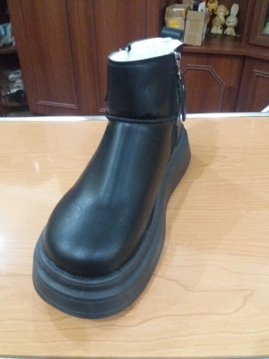 Продам женские зимние ботинки
