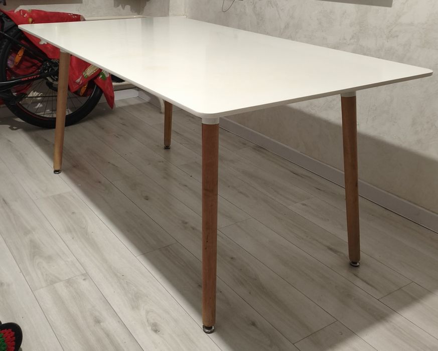 Стол белы состояние отличное