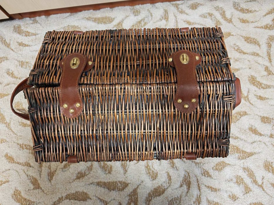 Кошница за пикник за 4 ма ( чисто нова )