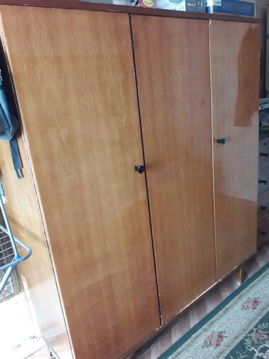 Продам мебель диван и два кресло и шифоньерр