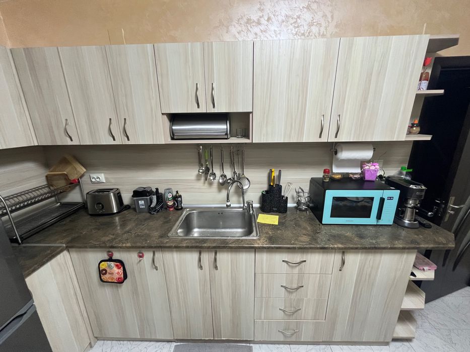 Кухня с мивка и плот,като нова,много запазена.