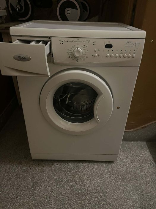 Продавам пералня Whirlpool