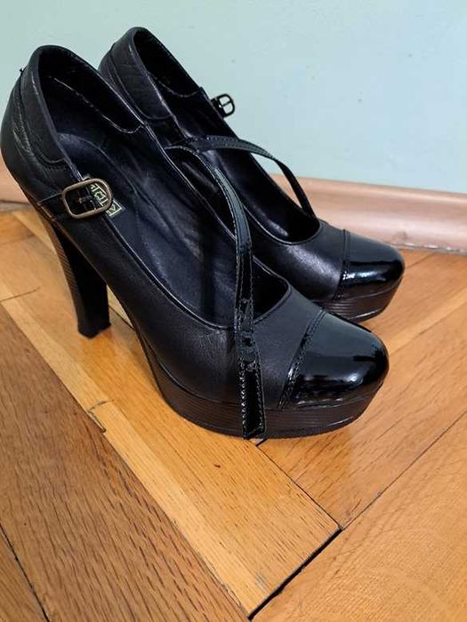 Продавам кожени обувки на висок ток и платформа