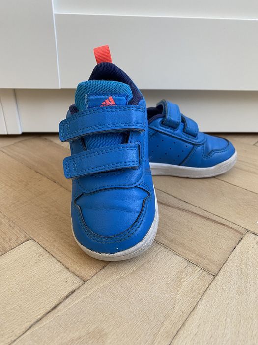 Маратонки Adidas номер 22