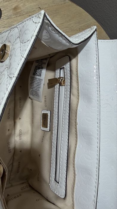 Бяла чанта Guess