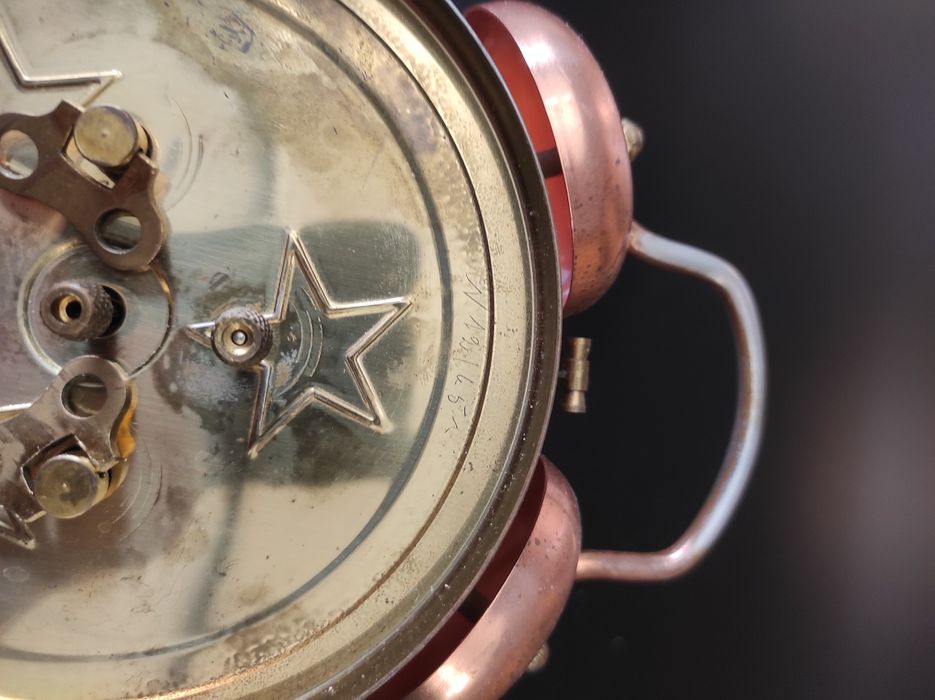 Стар помеднен механичен часовник