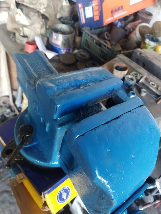 Продам тиски слесарные большие .