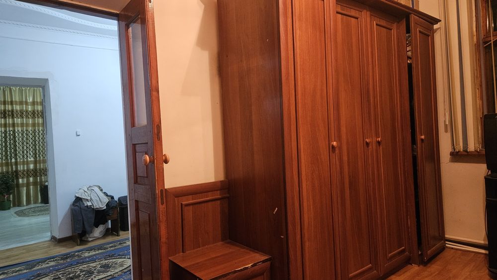 Продам коричневый шкаф