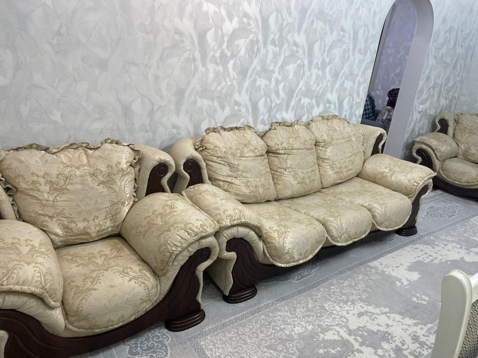 Продам диван  с двумя креслами