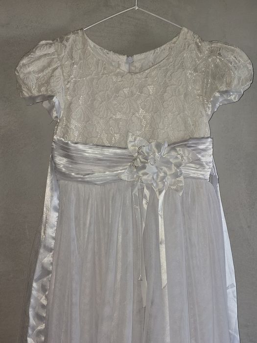 Продам 2 платья 140-146