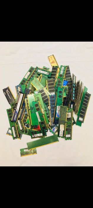 136 plăci RAM în stare excelentă, preț rezonabil și negociabil. Grăbeș