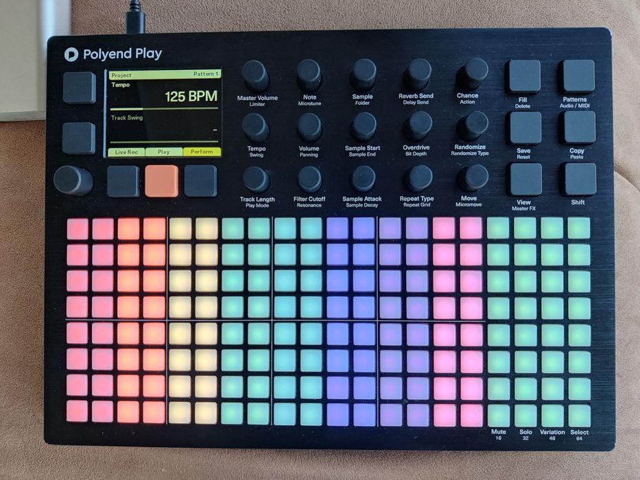 Polyend Play Groovebox + microSD 32GB, power bank și cabluri
