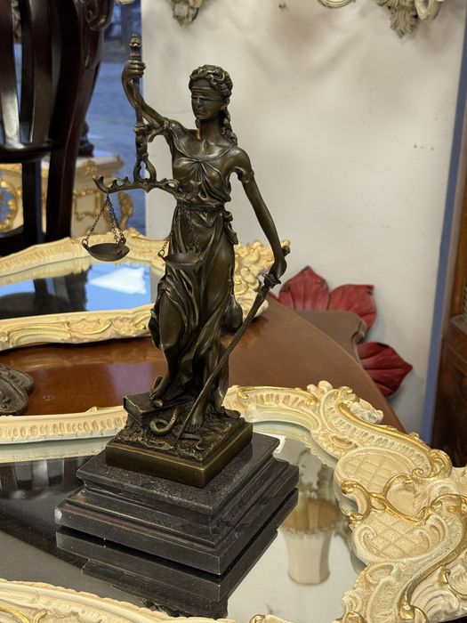 Statueta justitia din bronz masiv pe soclu de marmura