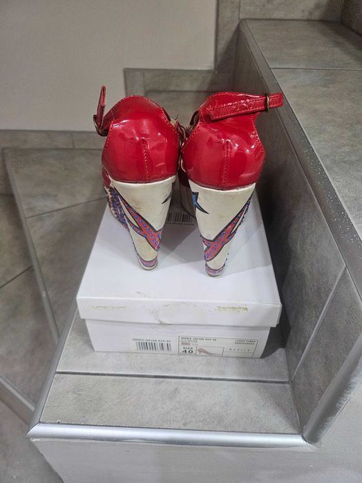 Дамски обувки с цяла подметка