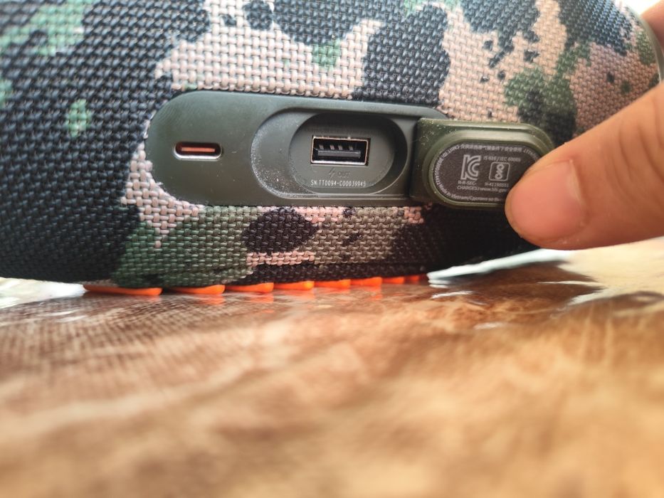 Продавам JBL Charge 5